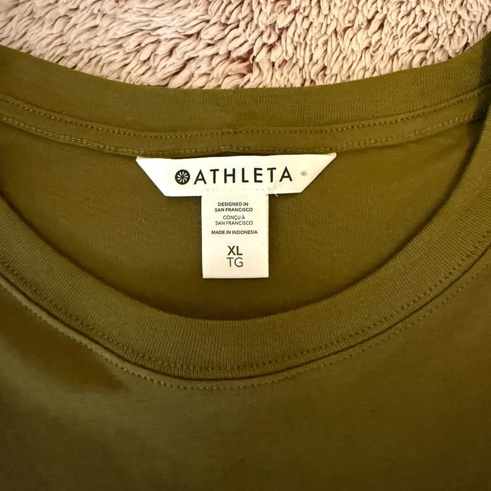 Athleta Olive Green Women’s T-Shirt - Picture 3 of 4